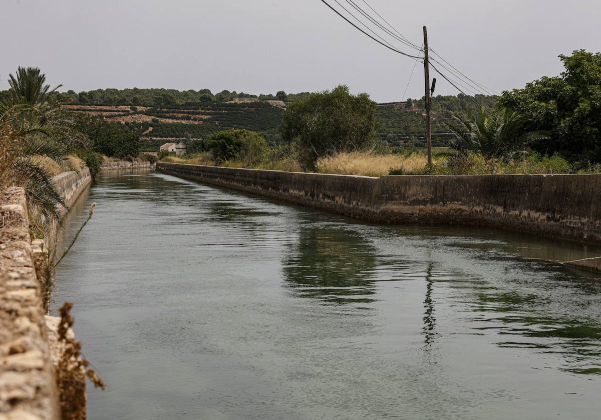 La acequia real a su paso por Gavarda.