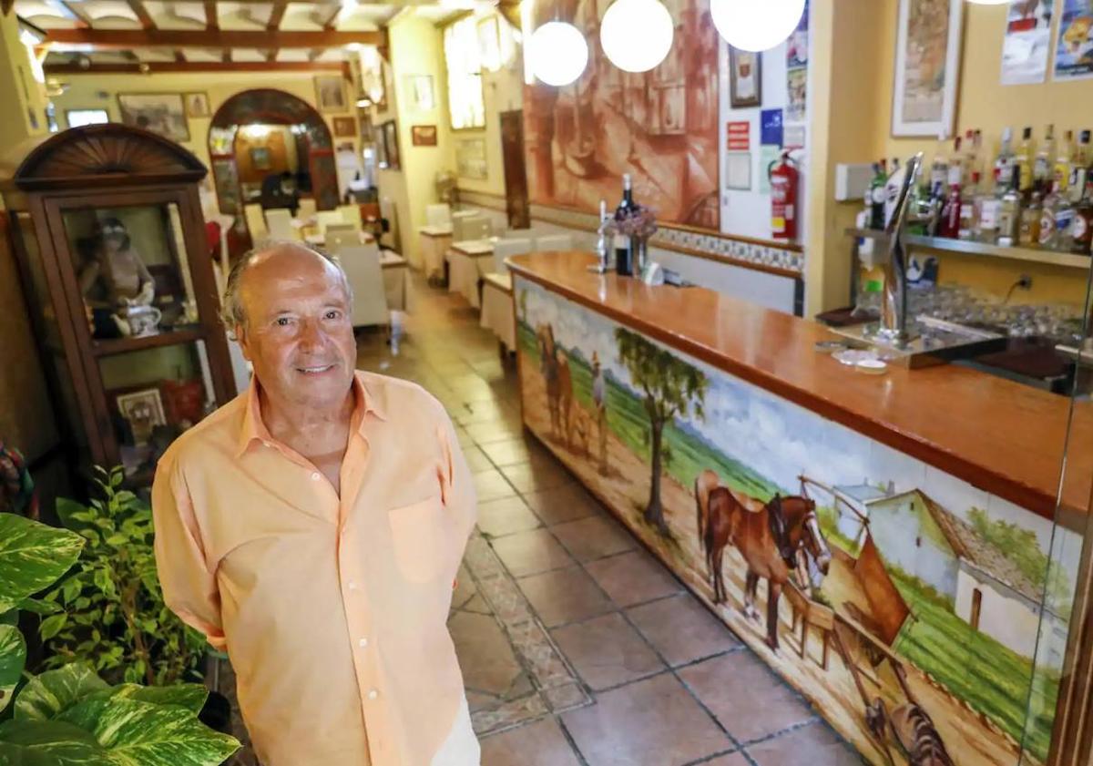 Imagen principal - Antonio Alfonso, dueño de El Forcat, y la tuna universitaria en el último día del restaurante.