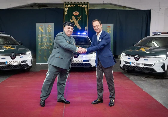 Fernando Gil Llorente, Jefe de Servicio de Material Móvil de la Guardia Civil, y Sébastien Guigues, Director General de Renault y Alpine en España y Portugal.