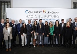 El presidente de la Generalitat, Carlos Mazón, junto a los participantes en la jornada 'Comunitat Valenciana, hacia el futuro'.