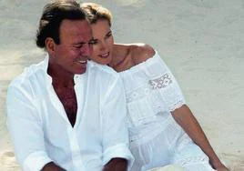 El cantante Julio Iglesias y su mujer Miranda Rijnsburger, en una imagen de archivo.