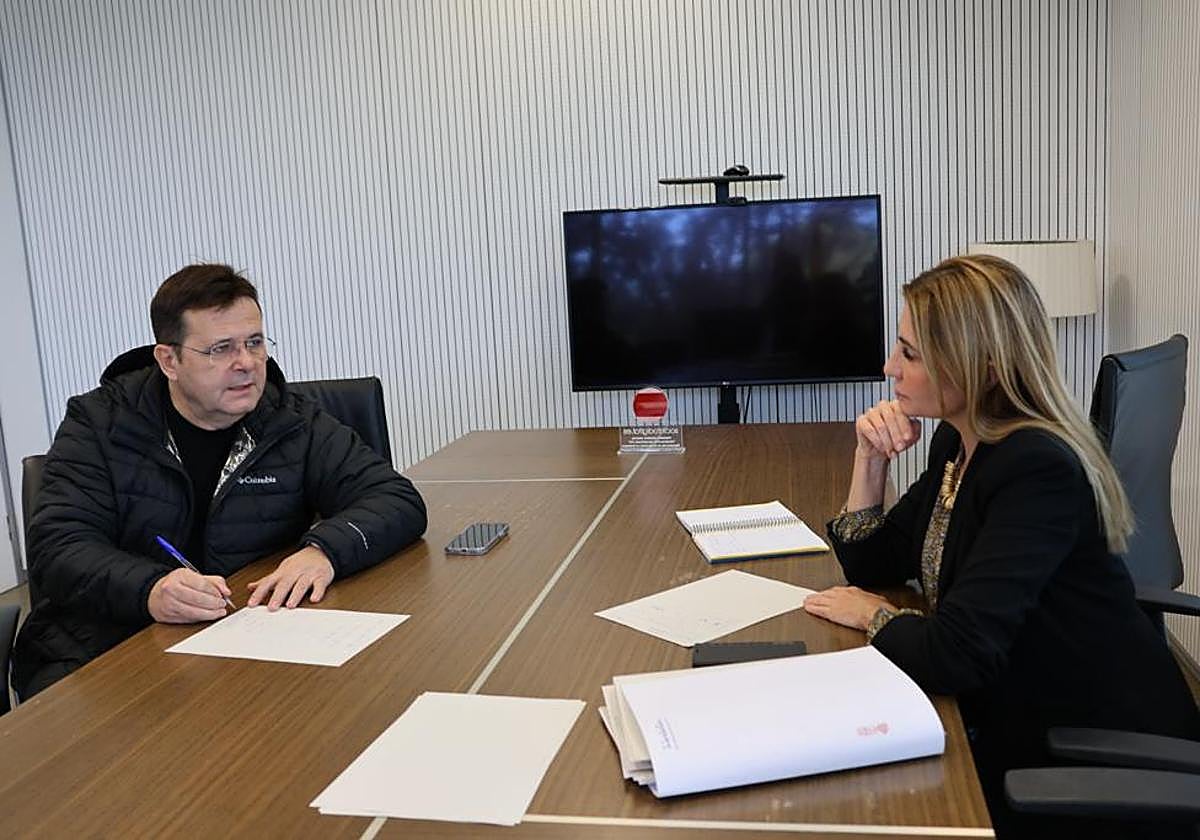 Reunión entre el alcalde y la directora de Justicia.