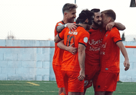 ugadores del Atzeneta celebran un gol.