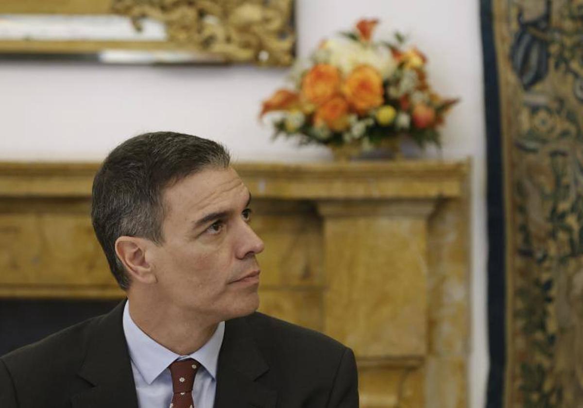 Pedro Sánchez escucha la intervención del rey Felipe VI en la reunión anual del Patronato del Instituto Cervantes celebrada este lunes en el Palacio Real de Aranjuez.