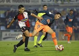 Amallah, disputando un balón ante un jugador del Arosa.