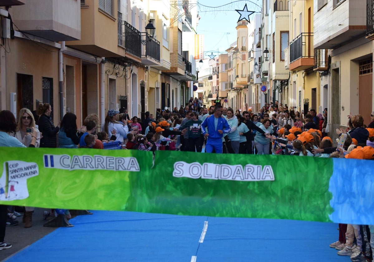 La llegada a meta de la carrera solidaria.