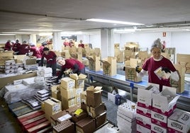 Línea de montaje de cestas de Navidad de Lotes de España.