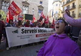 Una manifestación de trabajadores ante la Generalitat.