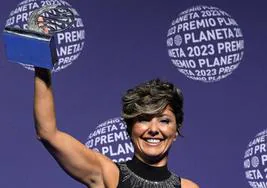 Sonsoles Ónega recibe el Premio Planeta 2023 por su novela 'Las hijas de la criada'.