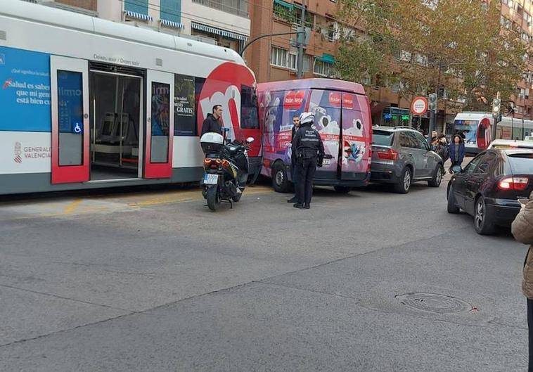 Un tranvía arrolla a una furgoneta en Valencia