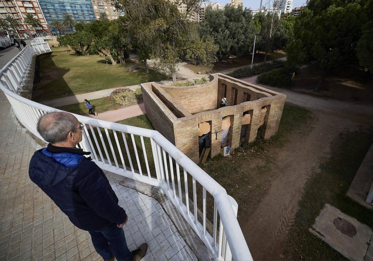 Gerson y Alberto viven desde hace días dentro de la escultura de Per Kirkeby instalada en el Jardín del Turia.