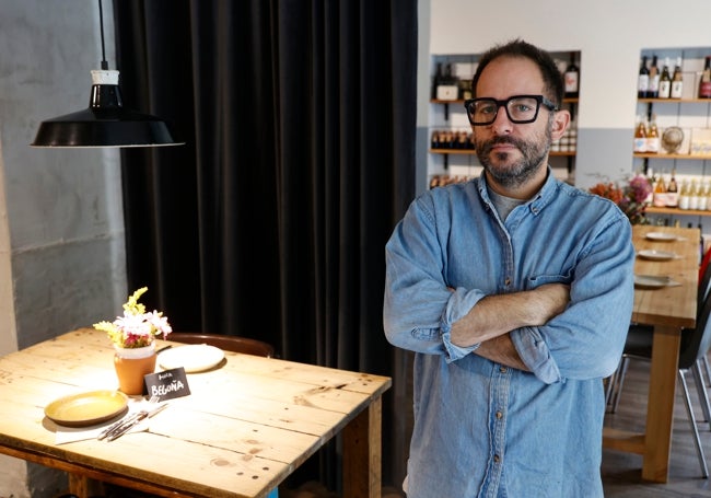 Sergio Mendoza, frente a la parte ampliada de El Astrónomo, donde aún hay productos de El Almacén.