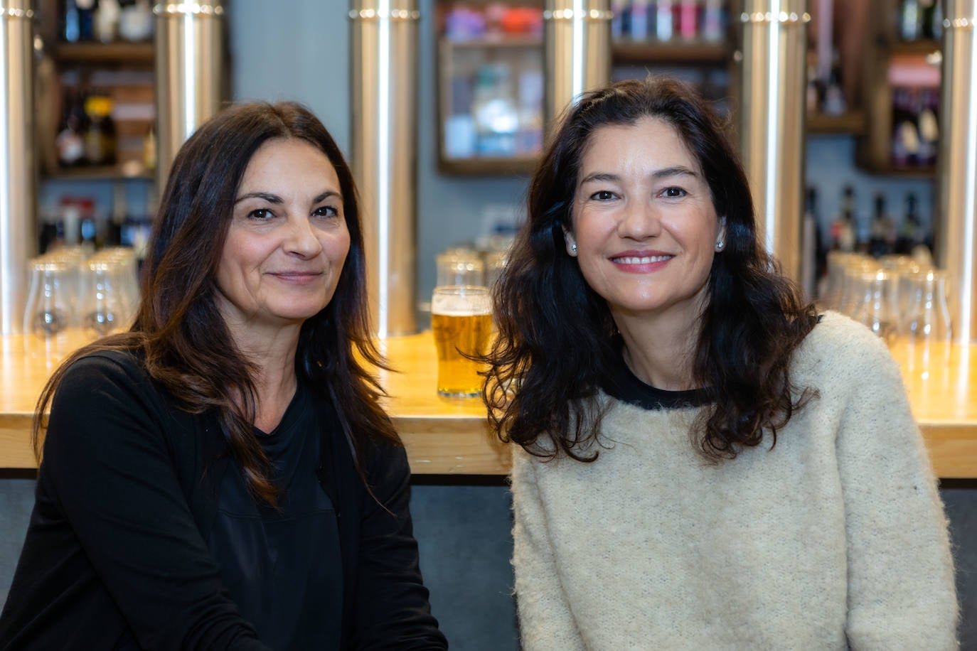 Mónica Cuñat y Angela Valero de palma en la exposición de David de Limón en el Mercado de Colón.