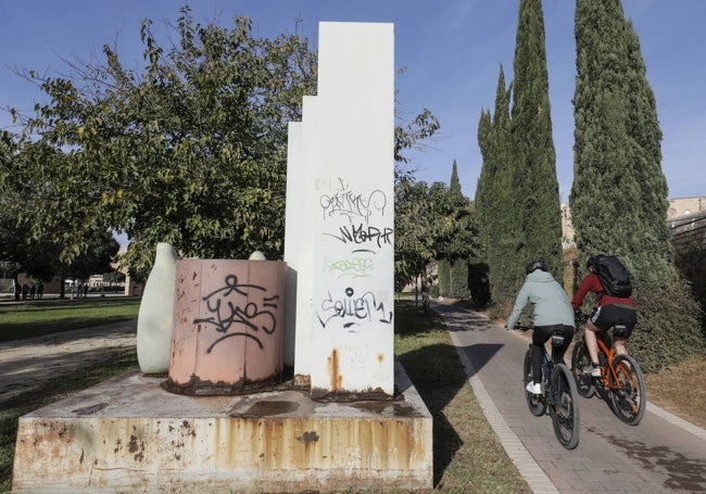 Óxido, suciedad y pintadas en la obra 'Rosario', de Gerardo Rueda, en el tramo VII del cauce.