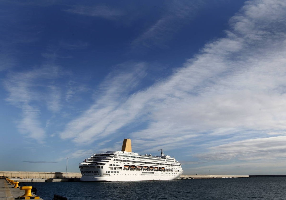 Barco de crucero en el Puerto de Valencia.