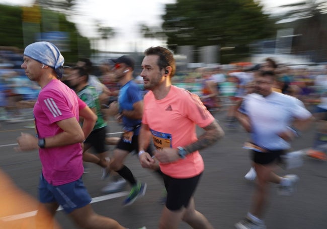 Corredores sobre el asfalto de la ciudad en el pasado Medio Maratón.