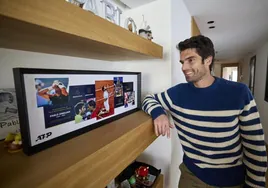 Pablo Andújar, sonriente junto al cuadro que le regalaron en el homenaje que recibió en las ATP Finals.