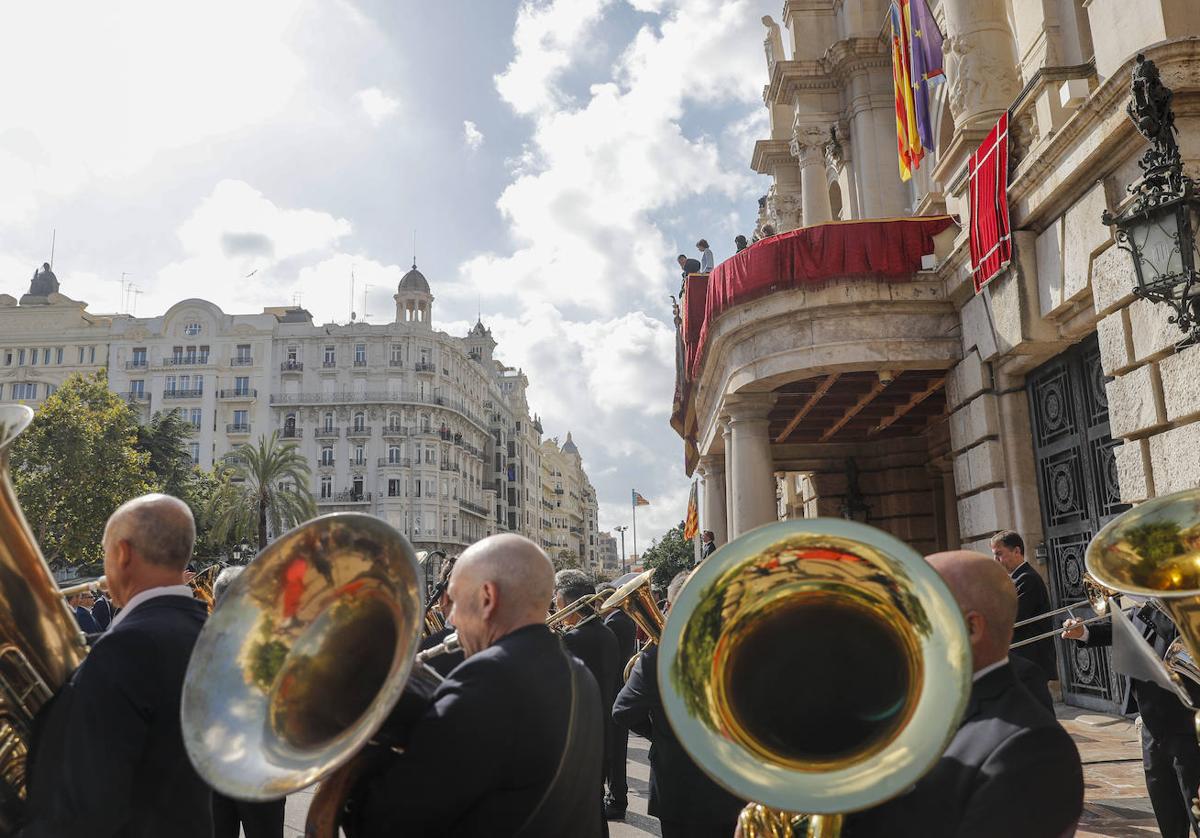 La banda de música municipal toca el himno regional en la plaza del Ayuntamiento de Valencia