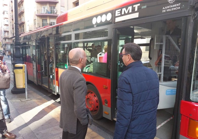 El concejal de Movilidad, Jesús Carbonell, durante la realización del informe, en la calle Periodista Azzati.