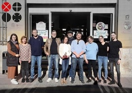 Los representante de los cuatro bares, con la edil del Mercat y Paco Alonso.