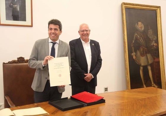 Carlos Mazón muestra el título de ciudad de Dénia junto a Vicent Grimalt.