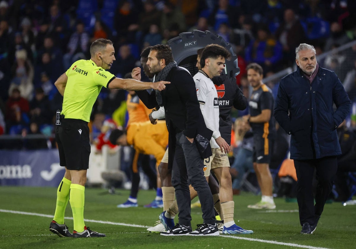 Cuadra Fernández amonesta a Rubén Baraja durante el choque en Getafe.