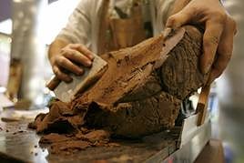 Un repostero trabaja un trozo de cacao durante una exhibición realizada dentro del Salón del Chocolate en Madrid.