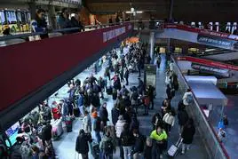 Pasajeros en la estación de Atocha durante este puente de diciembre.