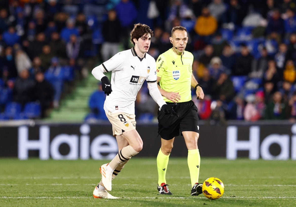 Javi Guerra y el árbitro, en un momento del partido de Getafe.