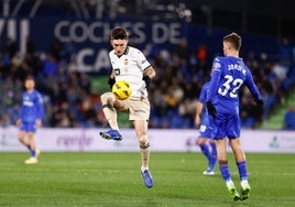 Pepelu controla el balón ante la presión de Jordi, del Getafe.