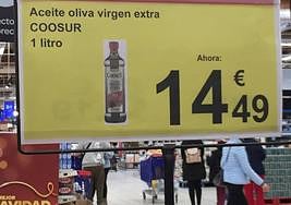 Un cartel marca el precio del aceite en un supermercado de Valencia este sábado.