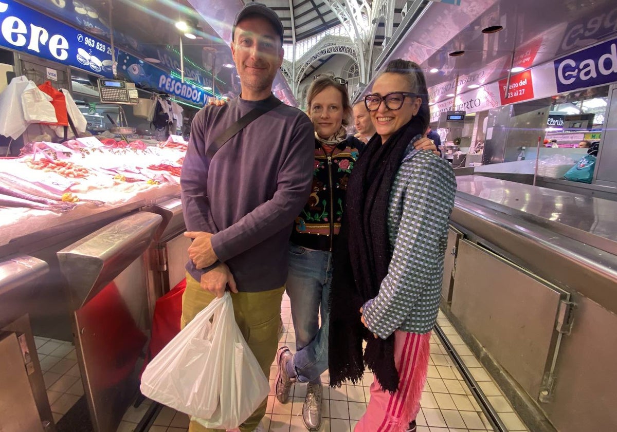 Imagen principal - Iván Aránega, Paz Lázaro y Karin Rudocas; Rosa Ruiz y Jorge Aspas, en el Mercado Central.