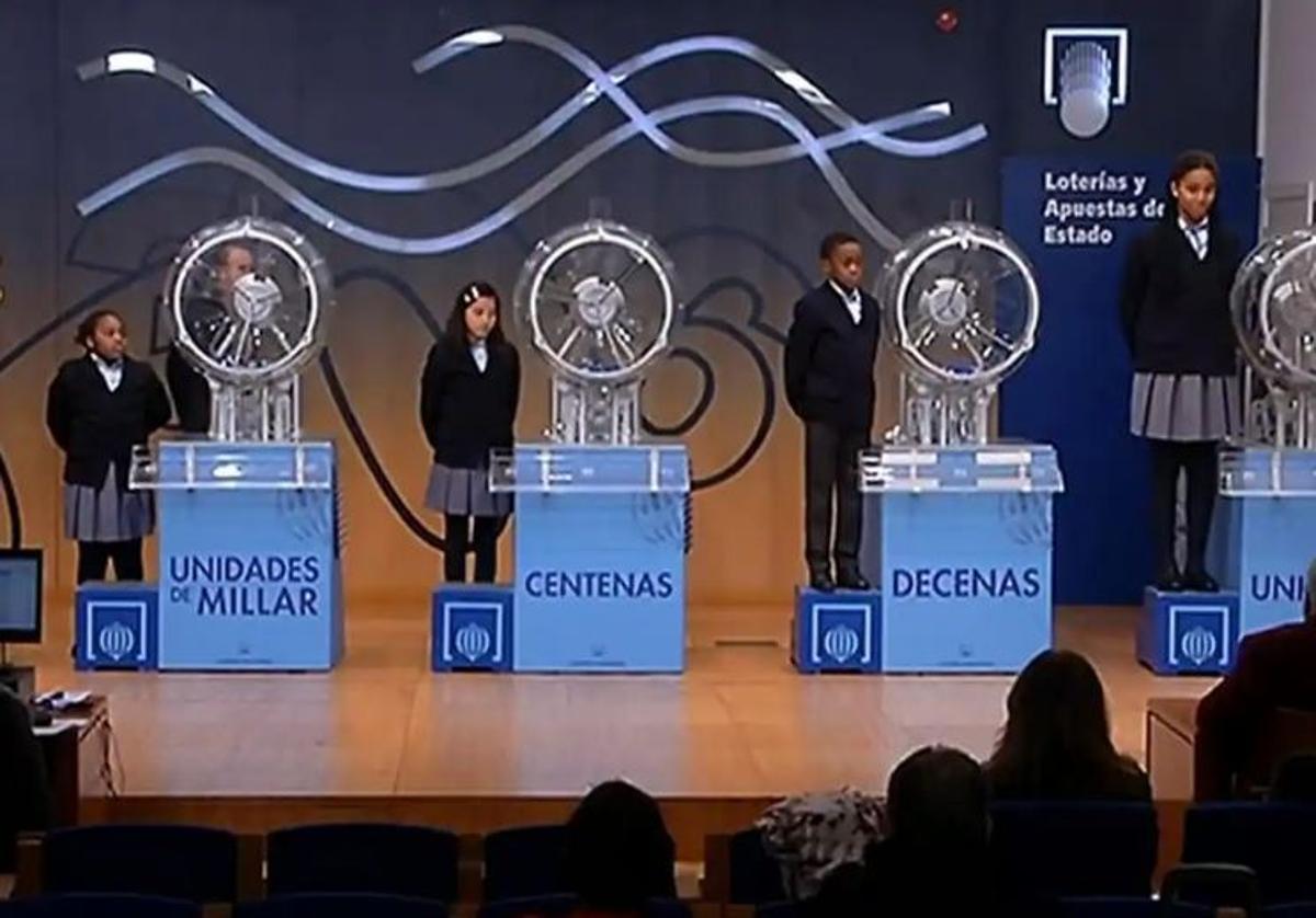 Niños preparados para el sorteo.