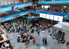 Gente esperando en la estación de Atocha en una imagen de archivo.