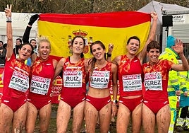 El equipo español femenino celebra la medalla de plata.