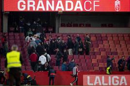 Los aficionados abandonan el estadio del Granada.
