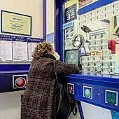 Una mujer en una administración de Loterías y Apuestas del Estado.