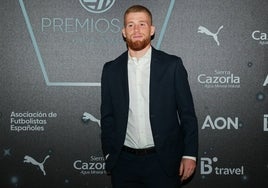 Carlos Vicente (izquierda), en el partido del Racing de Ferrol contra el Levante en el Ciutat de València.