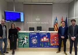 La concejala de Fiestas y Tradiciones, Mónica Gil (vox) y el portavoz del PP, Juan Carlos Caballero, junto a Vicent Ramón y Carles Andreu, autores de los carteles de Expojove y La Central.