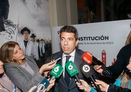 Carlos Mazón atiende a los medios.