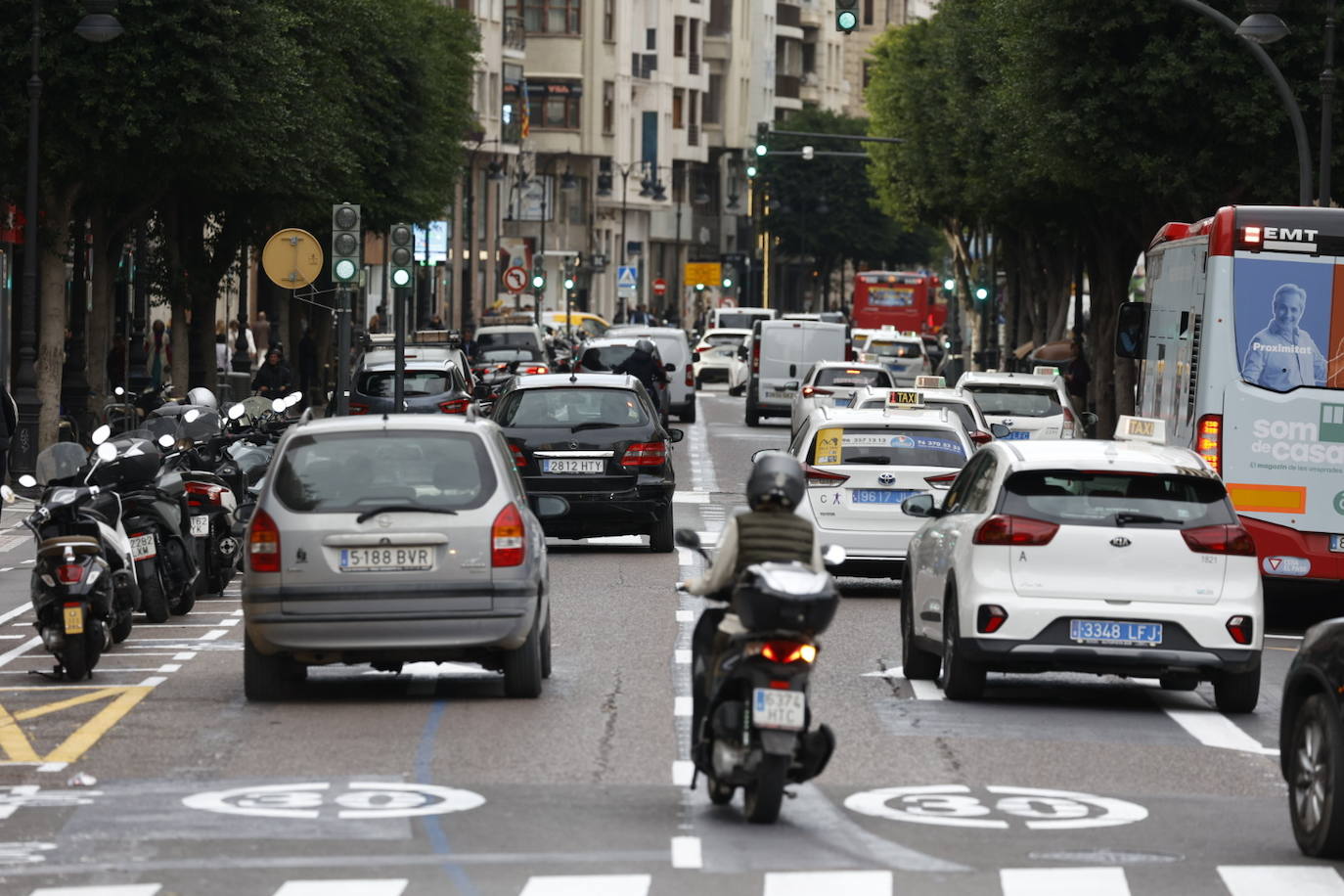 Fotos: la calle Colón abre al tráfico desde Porta de la Mar