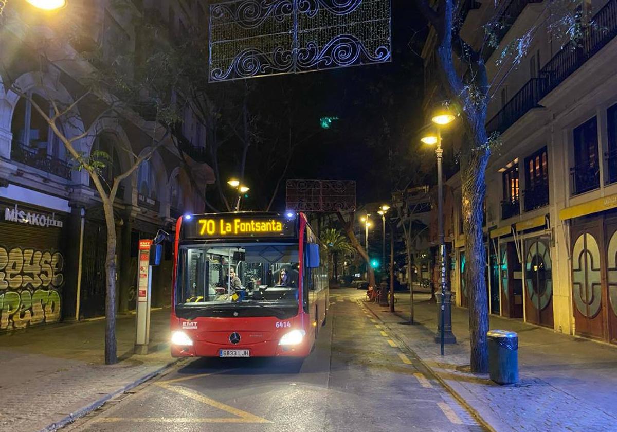 Valencia amanece con los autobuses ya en la plaza del Ayuntamiento