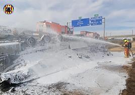 Estado del camión incendiado.