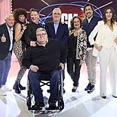 Javier Sardà y Carlos Latre junto a algunos de los míticos colaboradores de 'Crónicas Marcianas'.