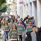 La historia del 'jersey feo' navideño que llena las tiendas