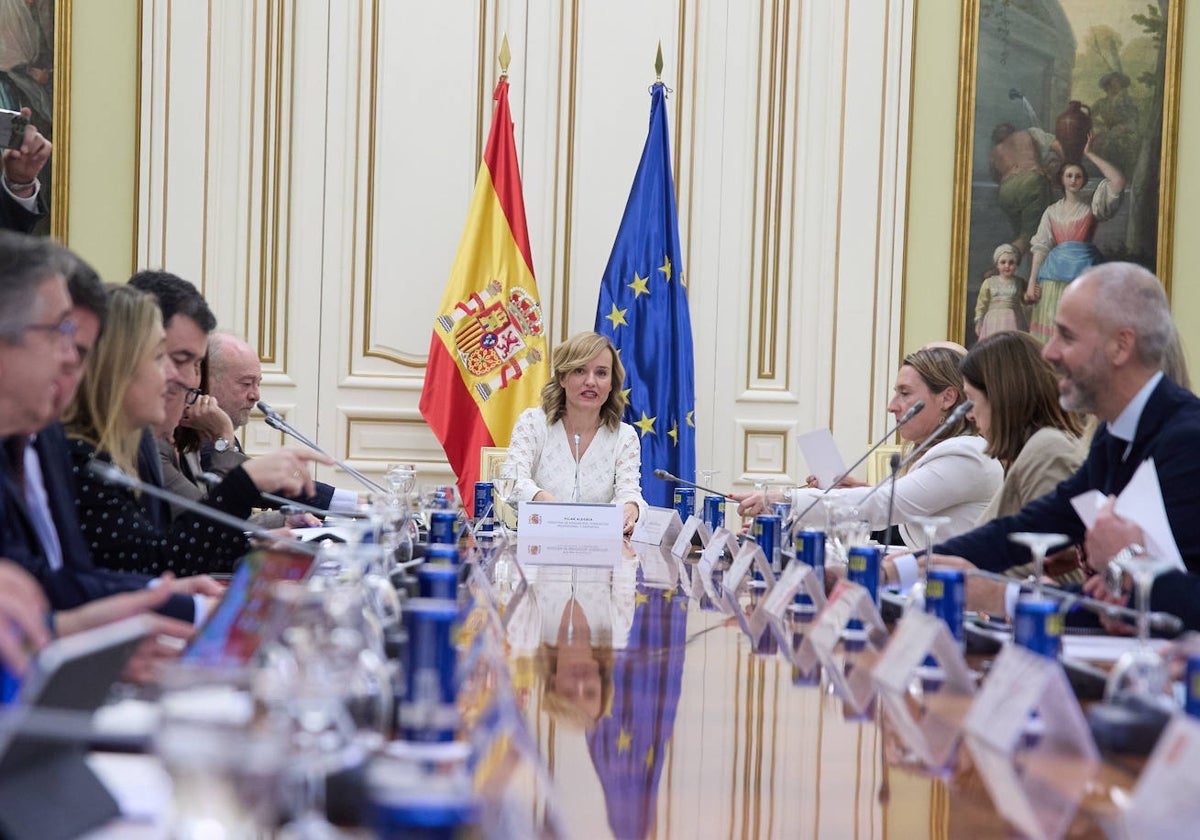 Alegría junto a los consejeros de Educación, antes de iniciarse la reunión.