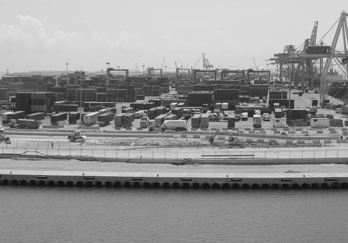 Contenedores en el puerto de Valencia.