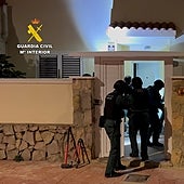 Un grupo de guardias civiles asalta la casa de uno de los delincuentes.