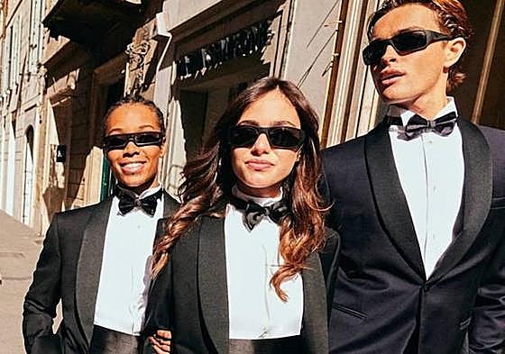 Propuesta de gala con esmoquin para hombre y para mujer de Armani.