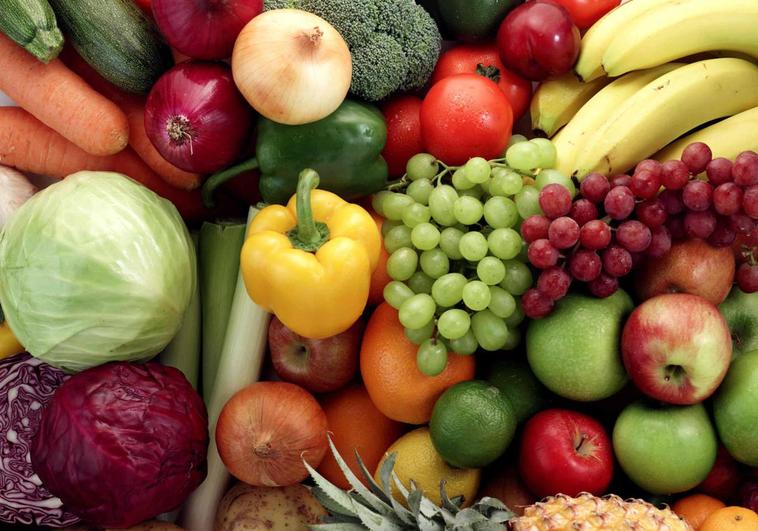 Un bodegón de varias frutas y verduras.